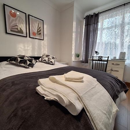 Uplands Grove Bungalow Hotel Wolverhampton Eksteriør billede