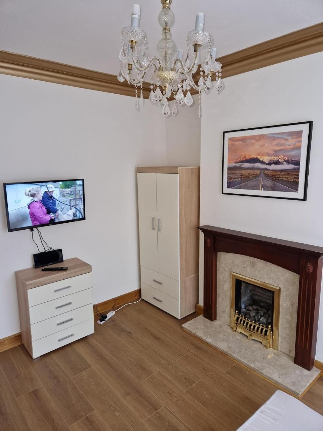 Uplands Grove Bungalow Hotel Wolverhampton Eksteriør billede