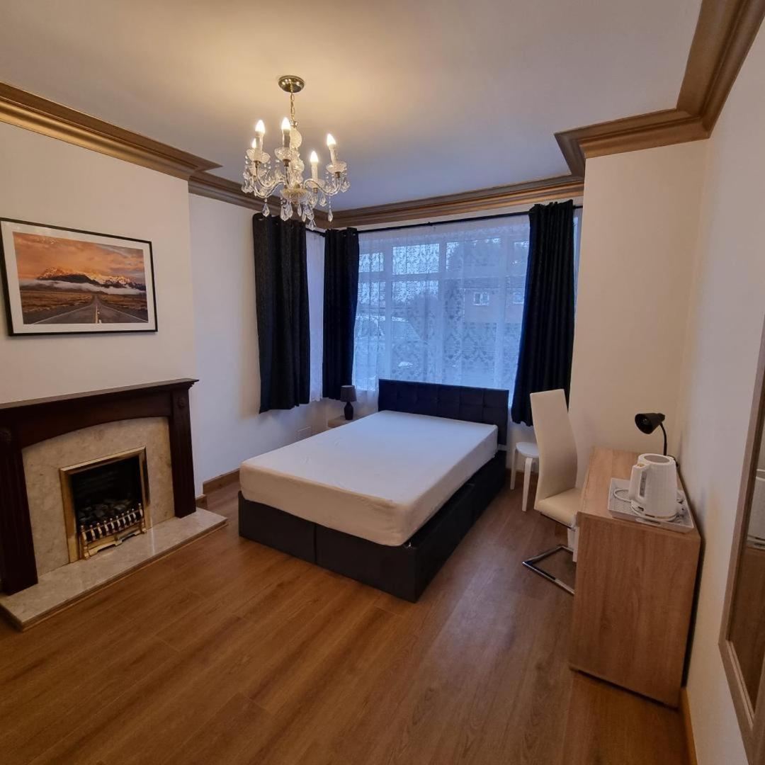 Uplands Grove Bungalow Hotel Wolverhampton Eksteriør billede