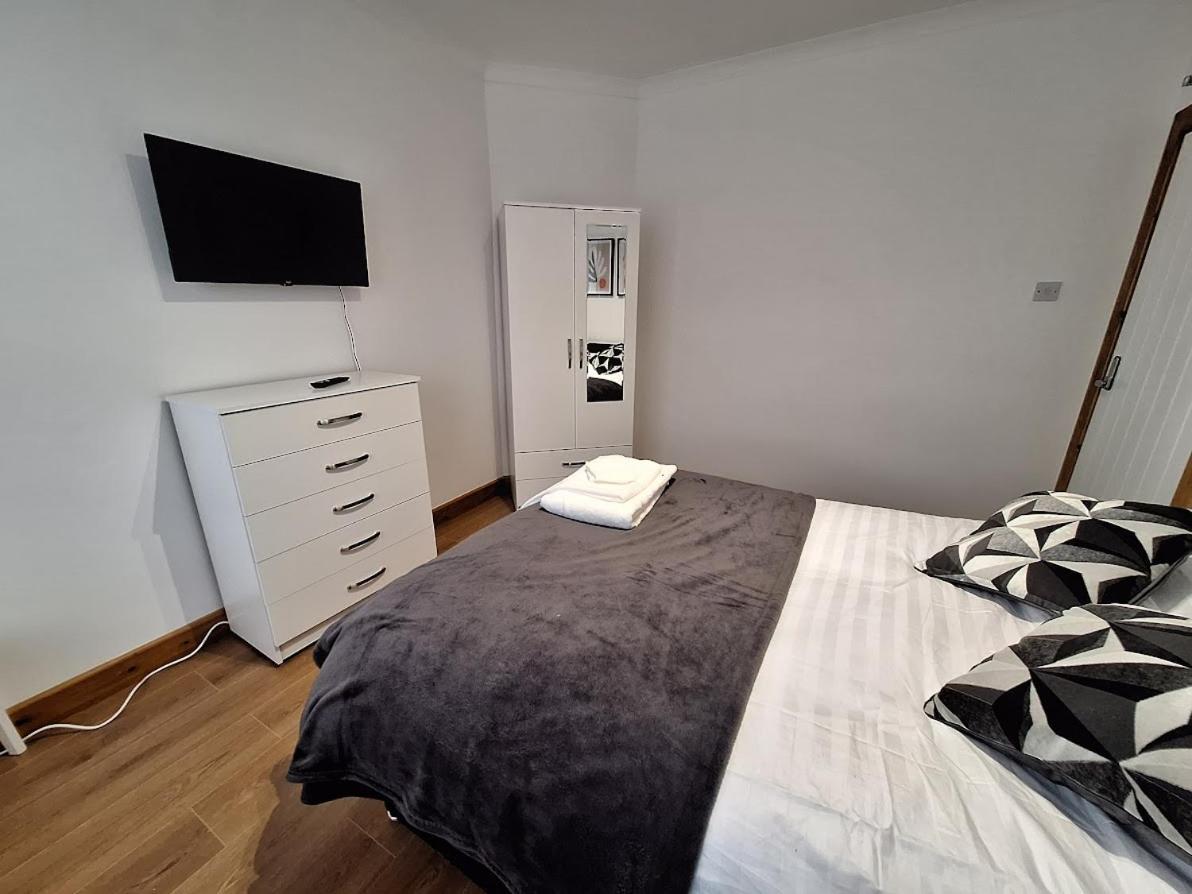 Uplands Grove Bungalow Hotel Wolverhampton Eksteriør billede