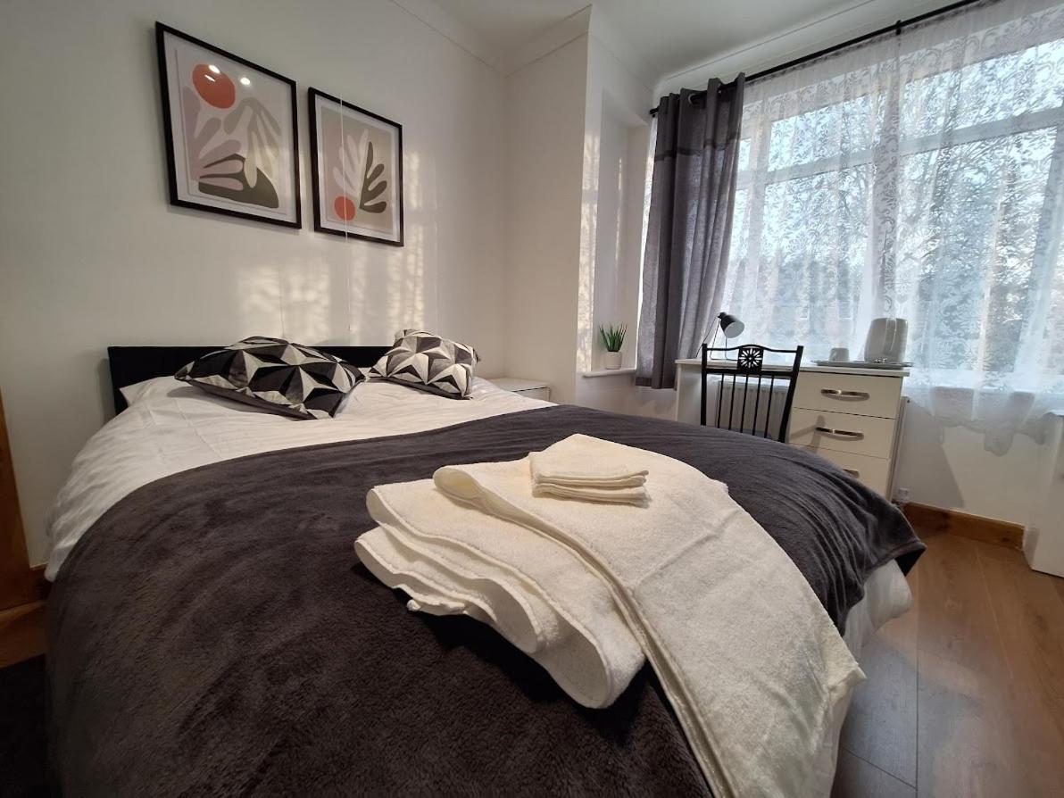 Uplands Grove Bungalow Hotel Wolverhampton Eksteriør billede