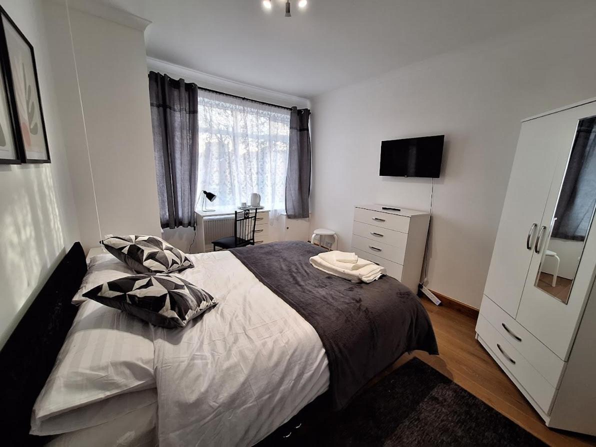 Uplands Grove Bungalow Hotel Wolverhampton Eksteriør billede