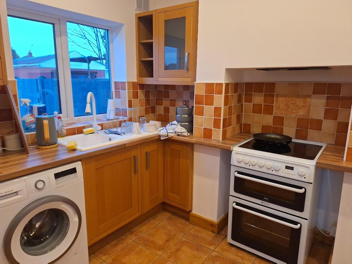 Uplands Grove Bungalow Hotel Wolverhampton Eksteriør billede